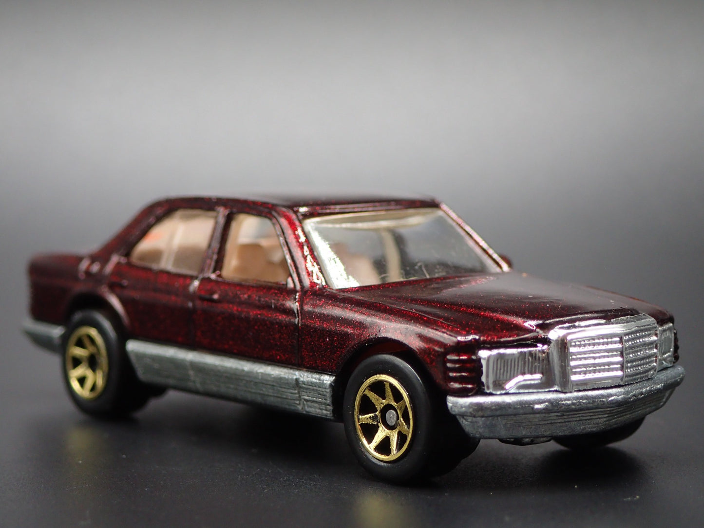 1981-1983 MERCEDES-BENZ 380 SEL 1:64 SCALE COLLECTIBLE DIORAMA DIECAST MODEL CAR