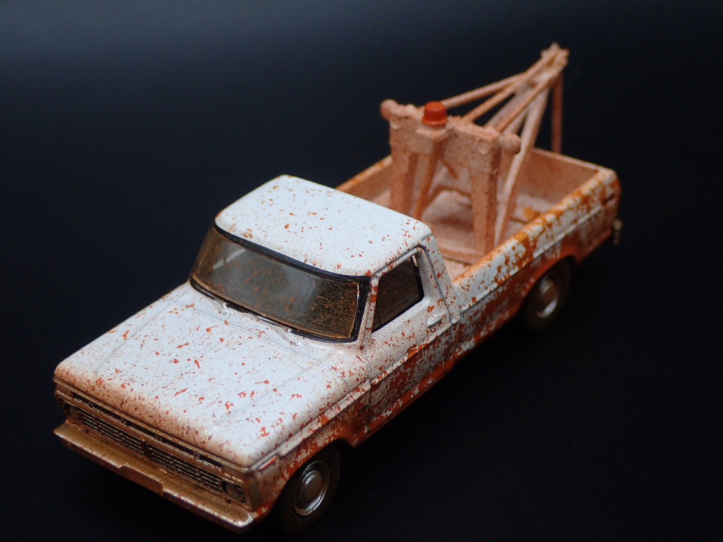 1973 73 FORD F100 WRECKER TOW TRUCK MUDDY 1/64 SCALE DIORAMA DIECAST MODEL CAR