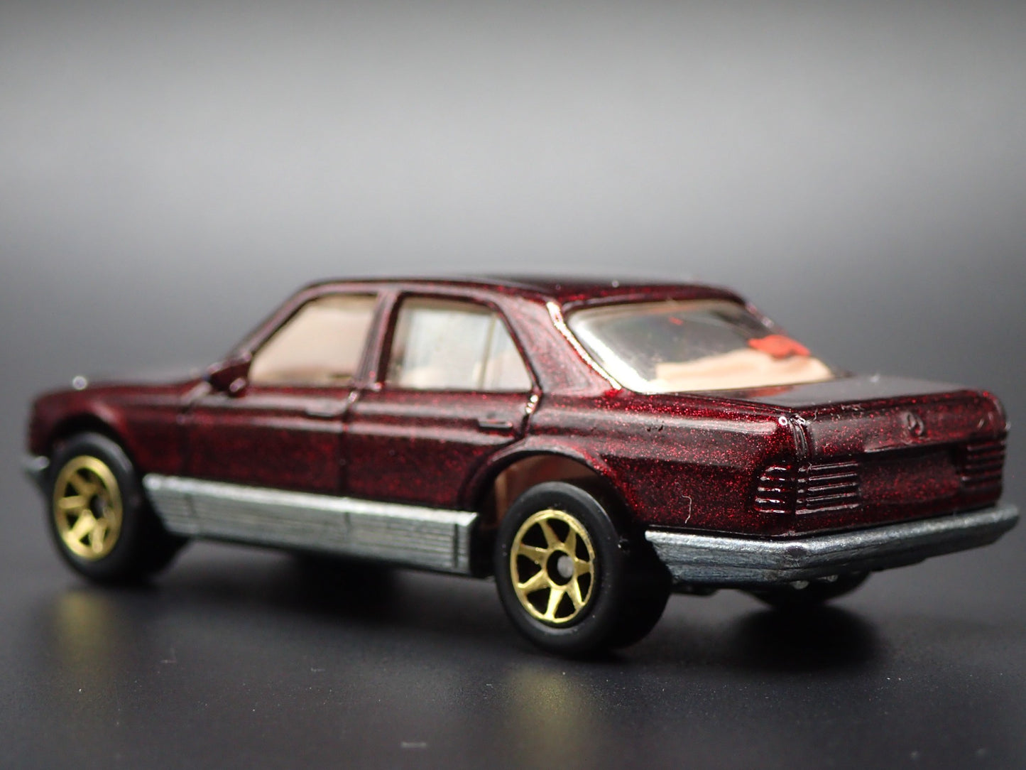 1981-1983 MERCEDES-BENZ 380 SEL 1:64 SCALE COLLECTIBLE DIORAMA DIECAST MODEL CAR