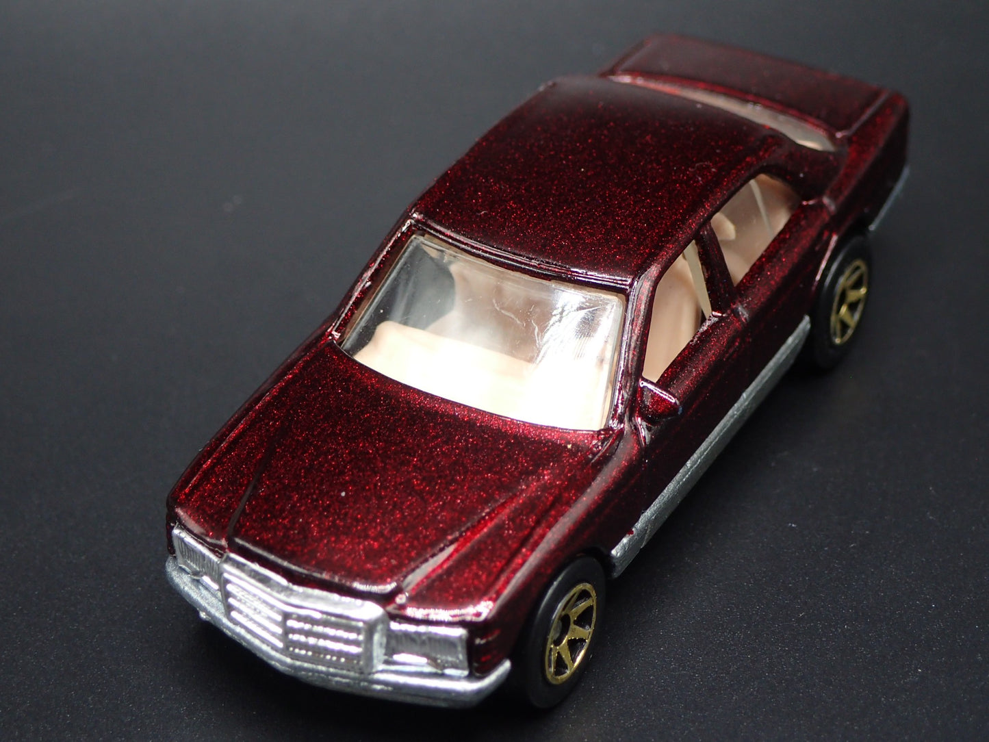1981-1983 MERCEDES-BENZ 380 SEL 1:64 SCALE COLLECTIBLE DIORAMA DIECAST MODEL CAR