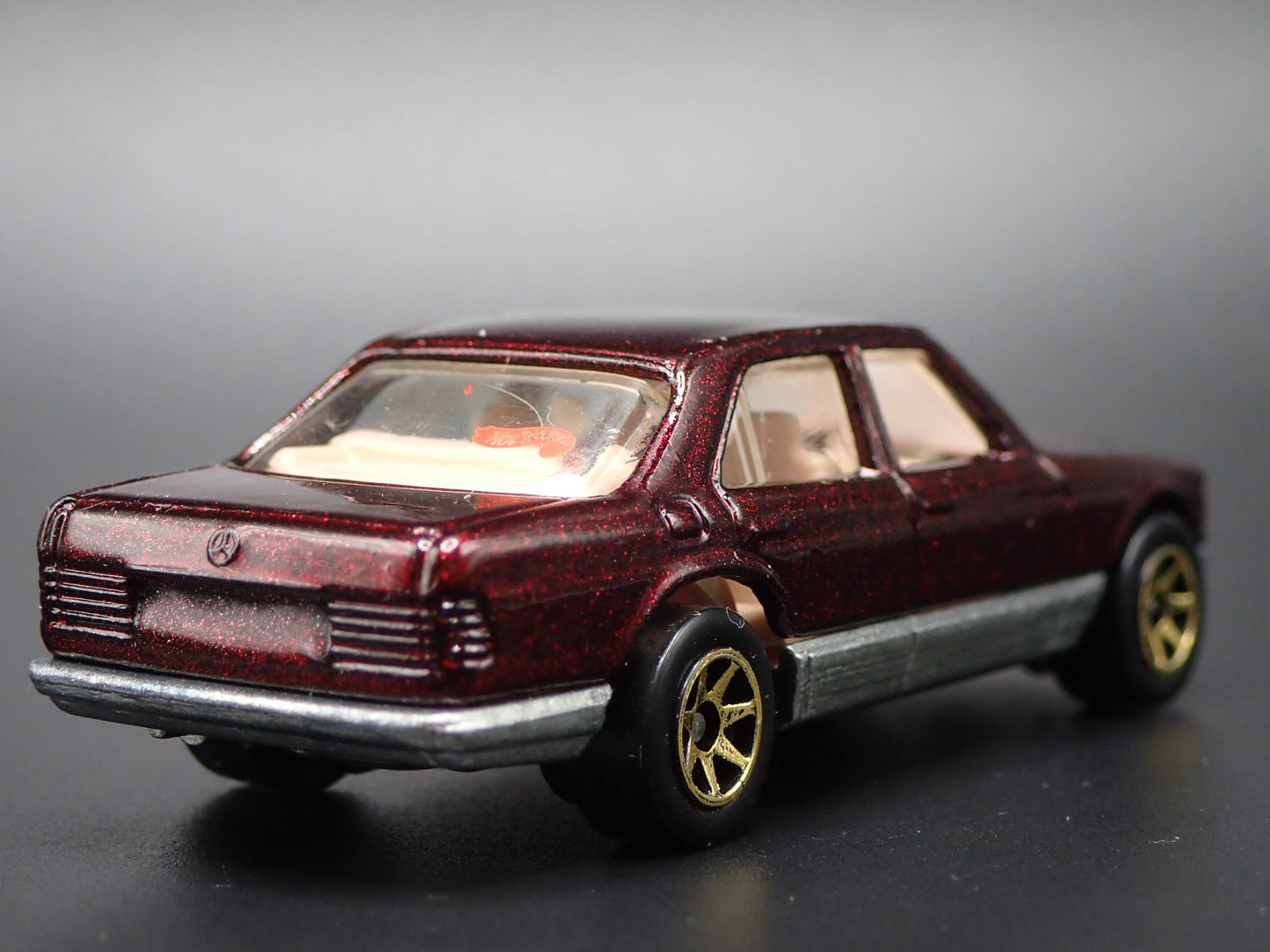 1981-1983 MERCEDES-BENZ 380 SEL 1:64 SCALE COLLECTIBLE DIORAMA DIECAST MODEL CAR