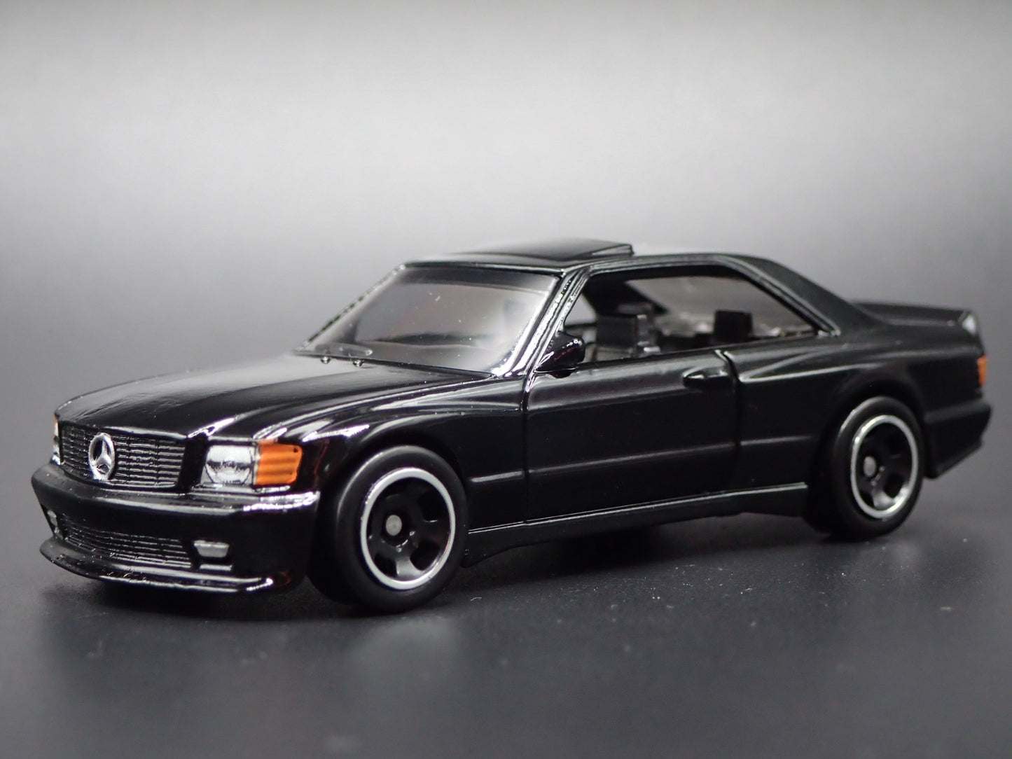 1985-1991 MERCEDES-BENZ 560 SEC AMG BLACK 1:64 SCALE DIORAMA DIECAST MODEL CAR