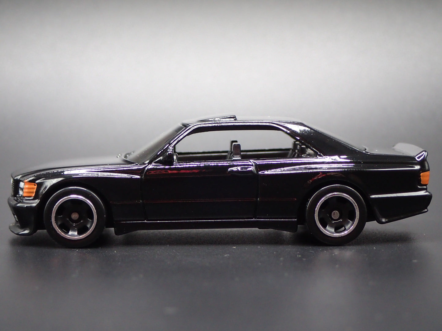 1985-1991 MERCEDES-BENZ 560 SEC AMG BLACK 1:64 SCALE DIORAMA DIECAST MODEL CAR