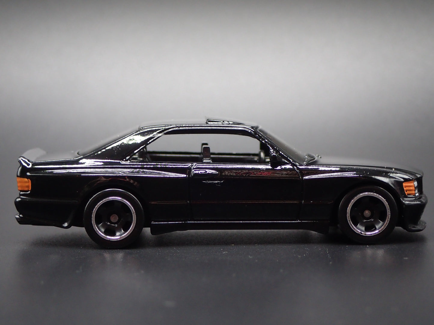 1985-1991 MERCEDES-BENZ 560 SEC AMG BLACK 1:64 SCALE DIORAMA DIECAST MODEL CAR