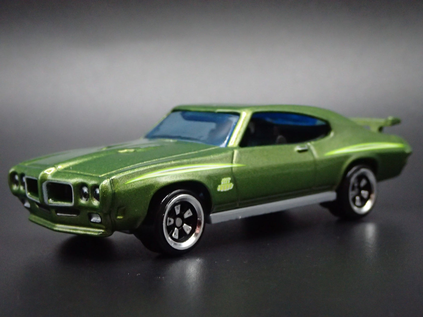 1970 70 PONTIAC GTO JUDGE GREEN 1/64 SCALE COLLECTIBLE DIORAMA DIECAST MODEL CAR