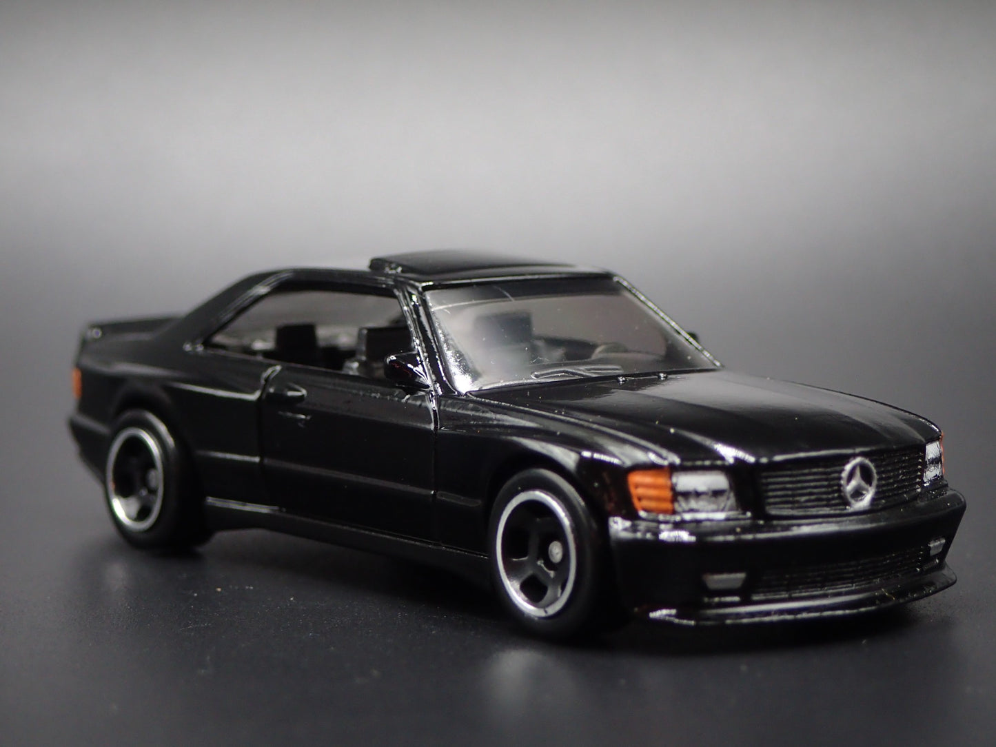 1985-1991 MERCEDES-BENZ 560 SEC AMG BLACK 1:64 SCALE DIORAMA DIECAST MODEL CAR