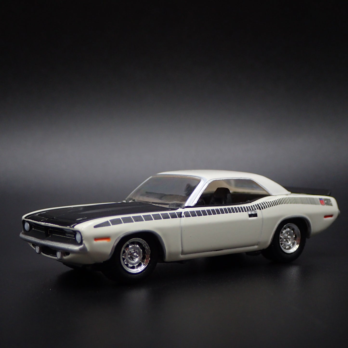 1970 70 PLYMOUTH CUDA WHITE 1:64 SCALE COLLECTIBLE DIORAMA DIECAST MODEL CAR