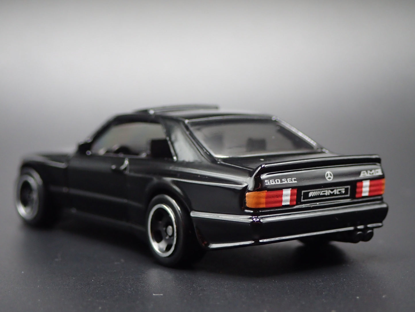 1985-1991 MERCEDES-BENZ 560 SEC AMG BLACK 1:64 SCALE DIORAMA DIECAST MODEL CAR