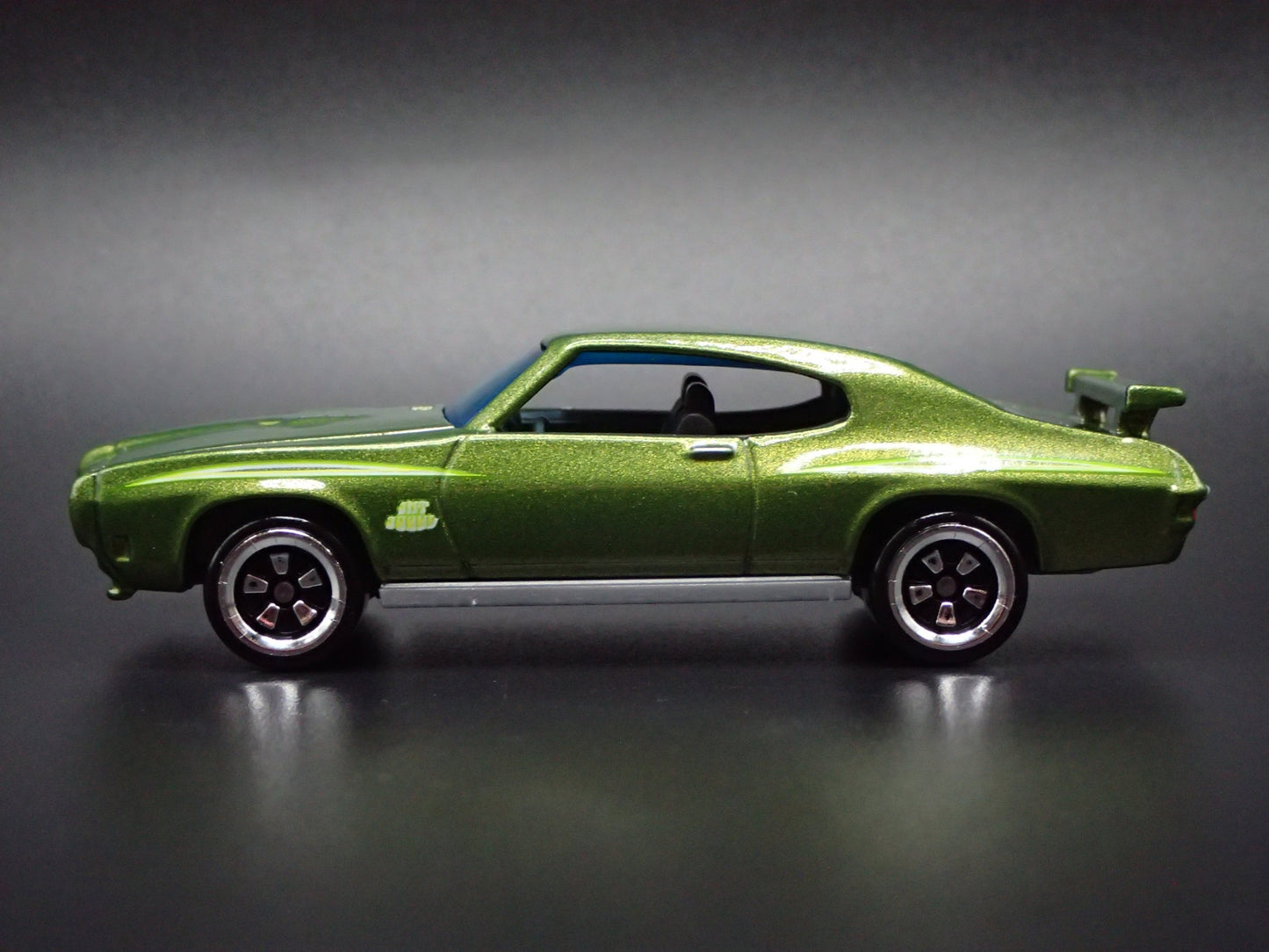 1970 70 PONTIAC GTO JUDGE GREEN 1/64 SCALE COLLECTIBLE DIORAMA DIECAST MODEL CAR