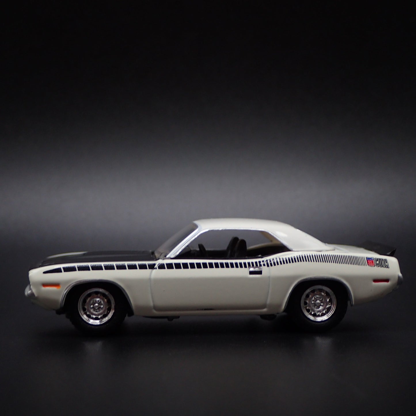 1970 70 PLYMOUTH CUDA WHITE 1:64 SCALE COLLECTIBLE DIORAMA DIECAST MODEL CAR