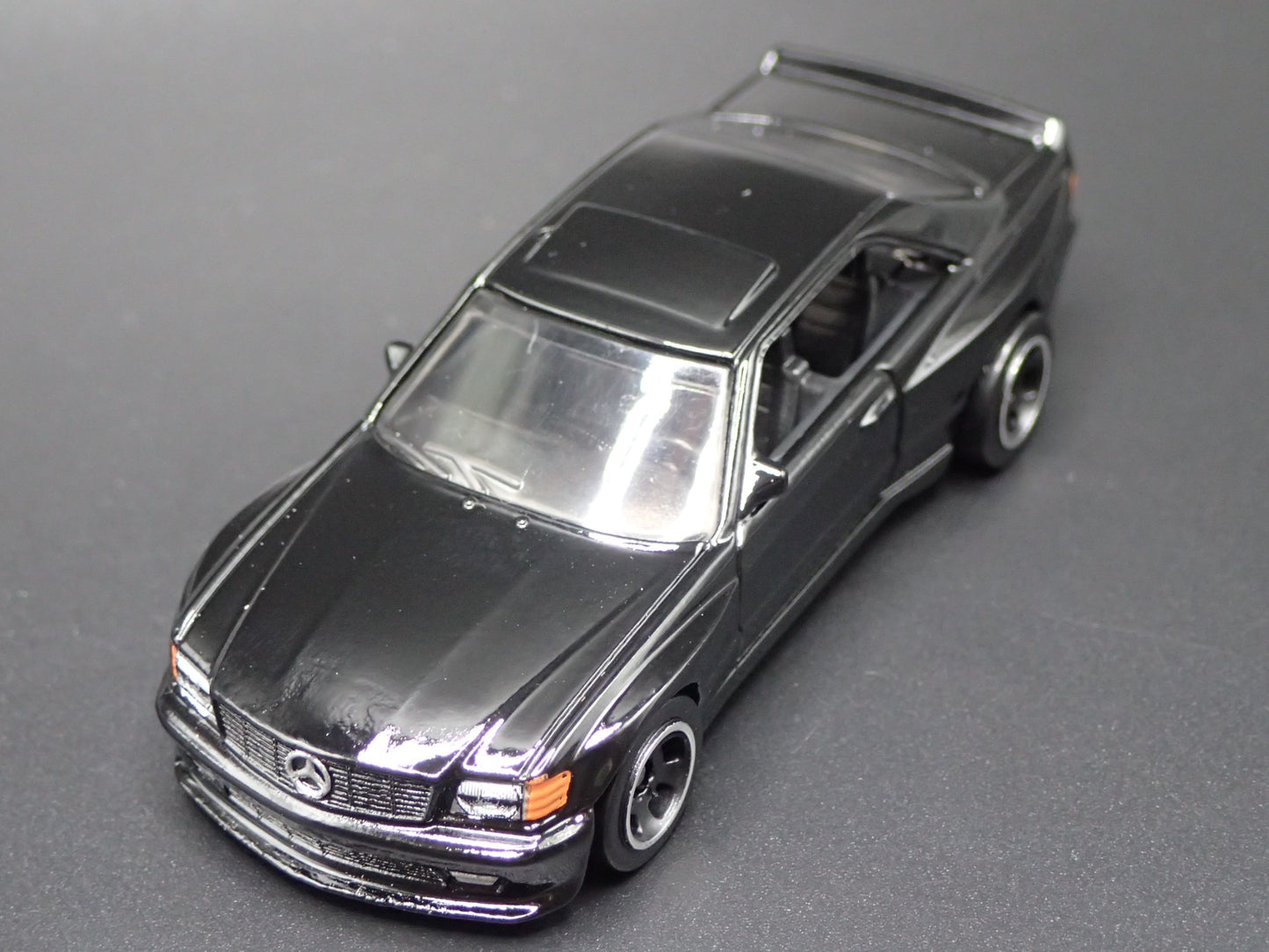 1985-1991 MERCEDES-BENZ 560 SEC AMG BLACK 1:64 SCALE DIORAMA DIECAST MODEL CAR