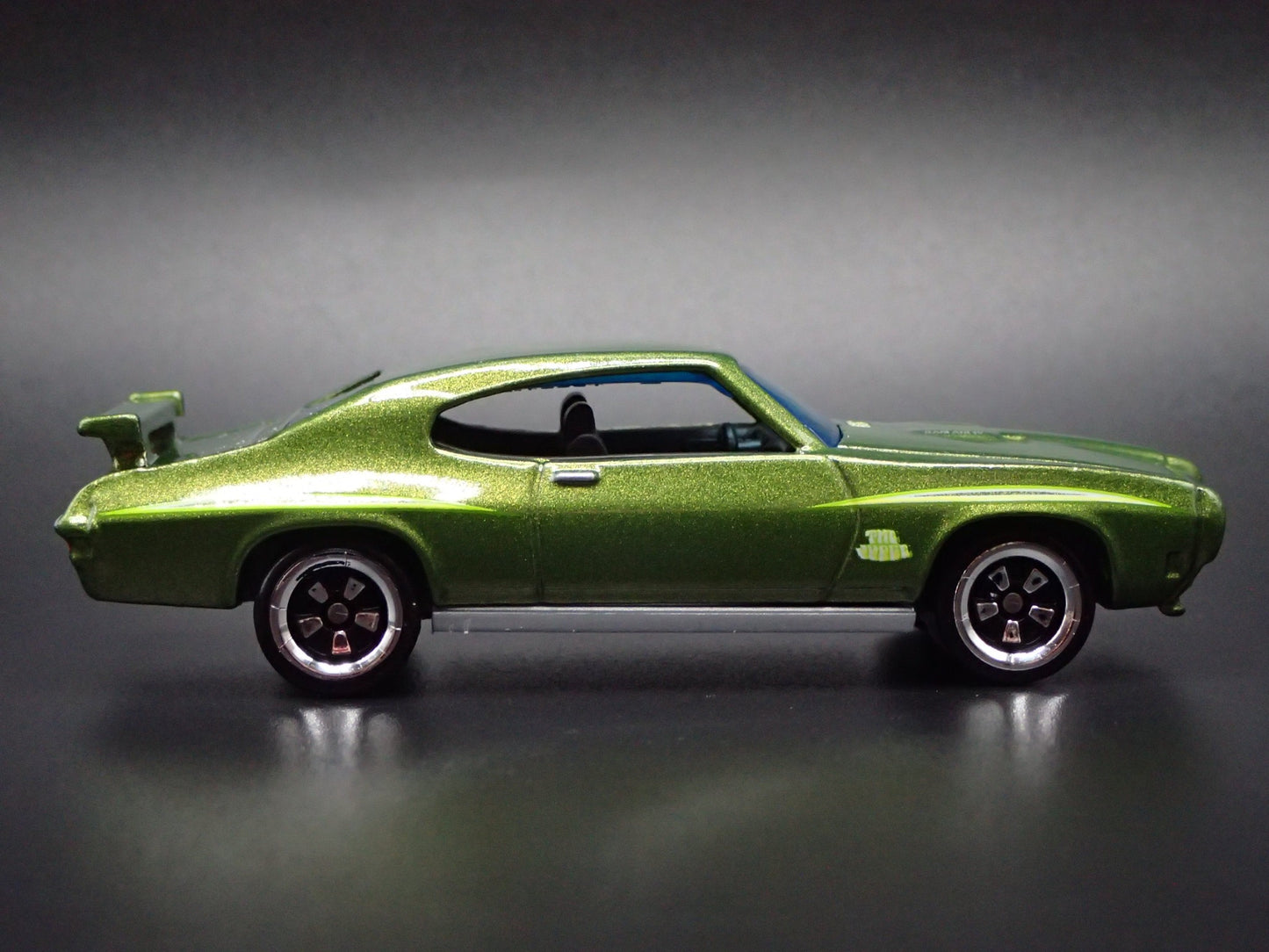1970 70 PONTIAC GTO JUDGE GREEN 1/64 SCALE COLLECTIBLE DIORAMA DIECAST MODEL CAR