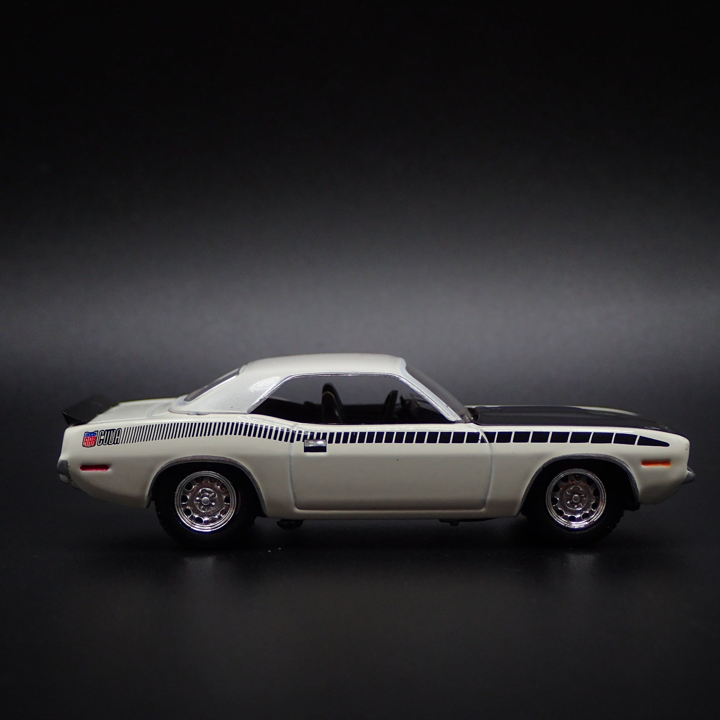 1970 70 PLYMOUTH CUDA WHITE 1:64 SCALE COLLECTIBLE DIORAMA DIECAST MODEL CAR