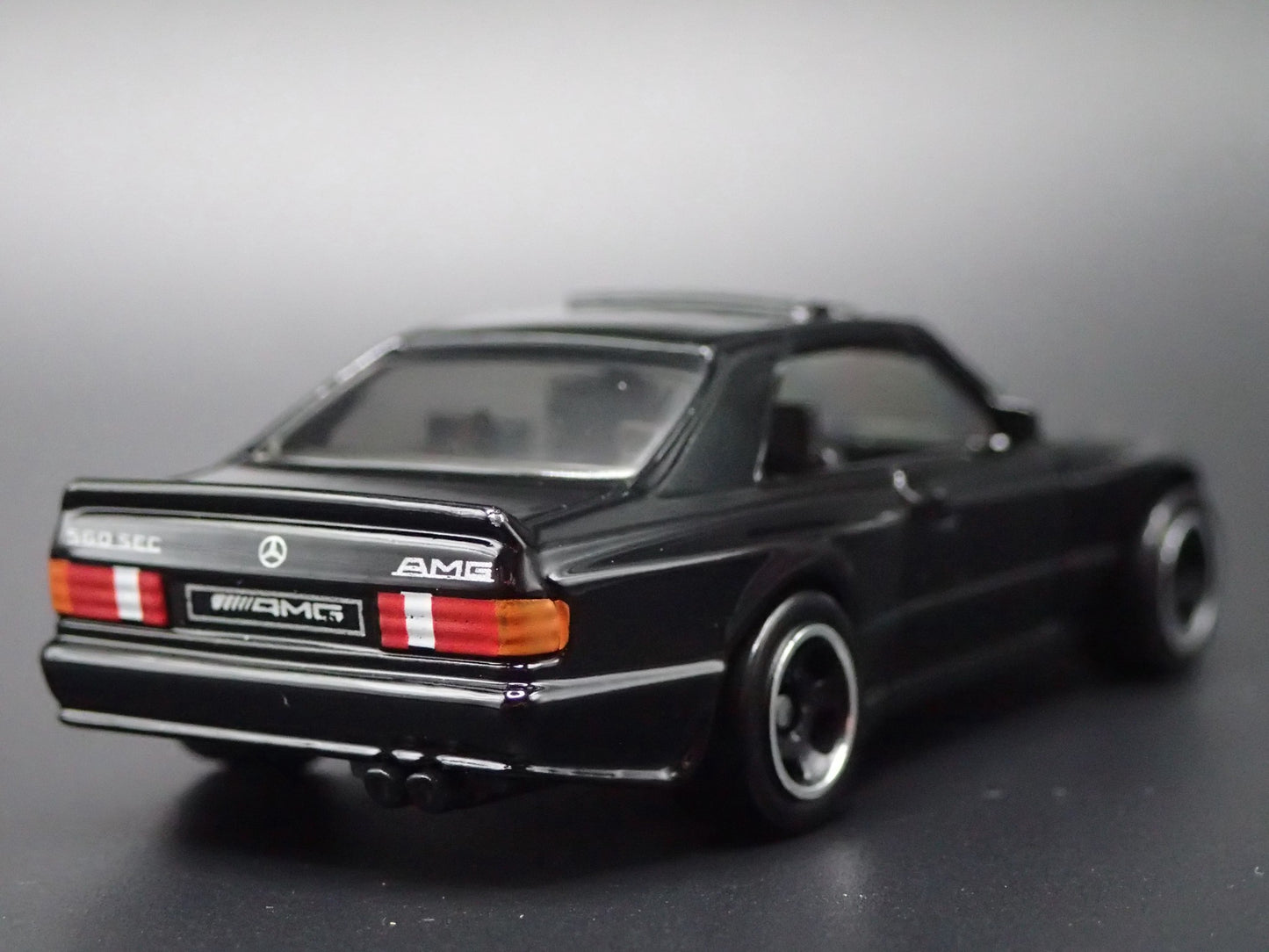 1985-1991 MERCEDES-BENZ 560 SEC AMG BLACK 1:64 SCALE DIORAMA DIECAST MODEL CAR