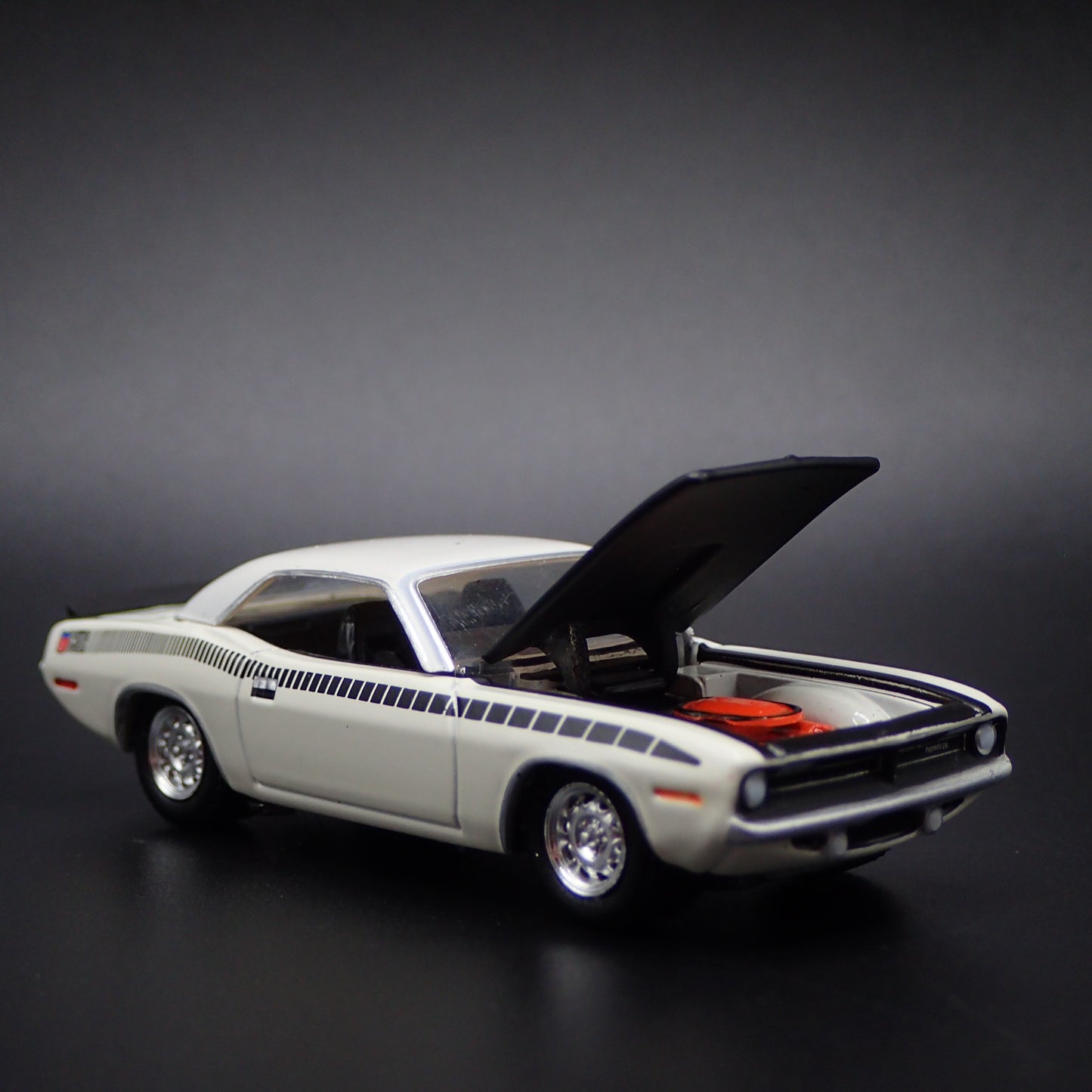 1970 70 PLYMOUTH CUDA WHITE 1:64 SCALE COLLECTIBLE DIORAMA DIECAST MODEL CAR