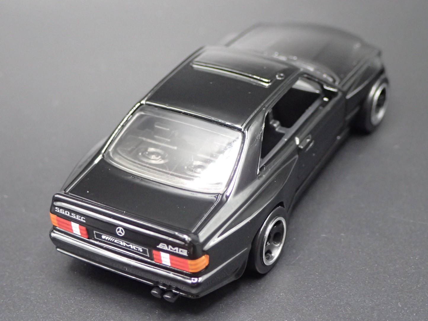 1985-1991 MERCEDES-BENZ 560 SEC AMG BLACK 1:64 SCALE DIORAMA DIECAST MODEL CAR