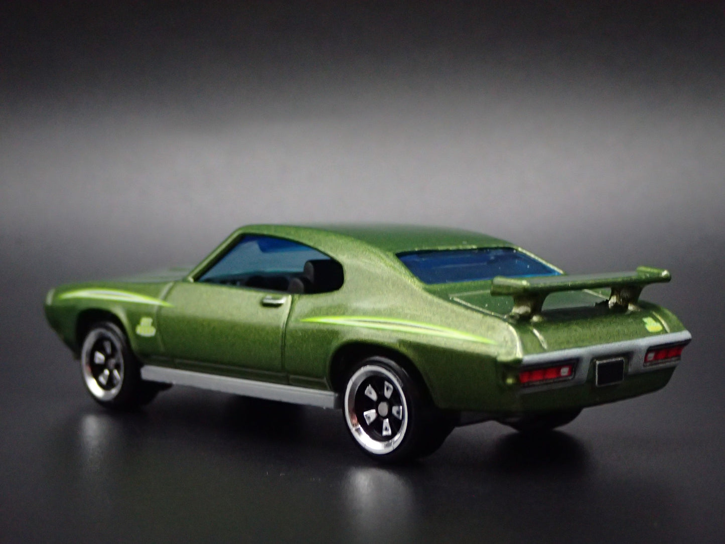 1970 70 PONTIAC GTO JUDGE GREEN 1/64 SCALE COLLECTIBLE DIORAMA DIECAST MODEL CAR