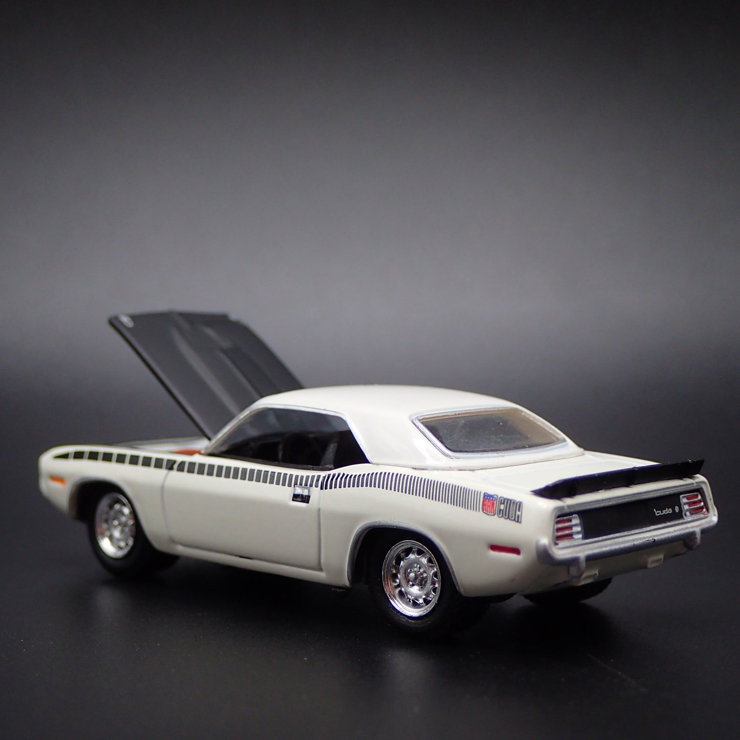 1970 70 PLYMOUTH CUDA WHITE 1:64 SCALE COLLECTIBLE DIORAMA DIECAST MODEL CAR