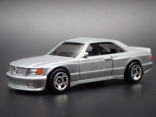 1985-1991 MERCEDES-BENZ 560 SEC AMG SILVER 1:64 SCALE DIORAMA DIECAST MODEL CAR