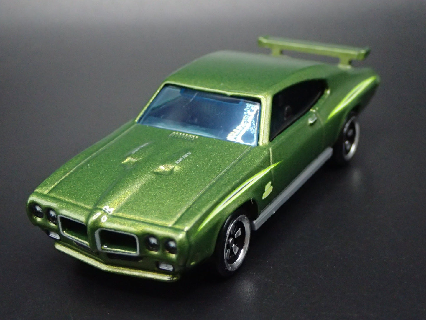 1970 70 PONTIAC GTO JUDGE GREEN 1/64 SCALE COLLECTIBLE DIORAMA DIECAST MODEL CAR