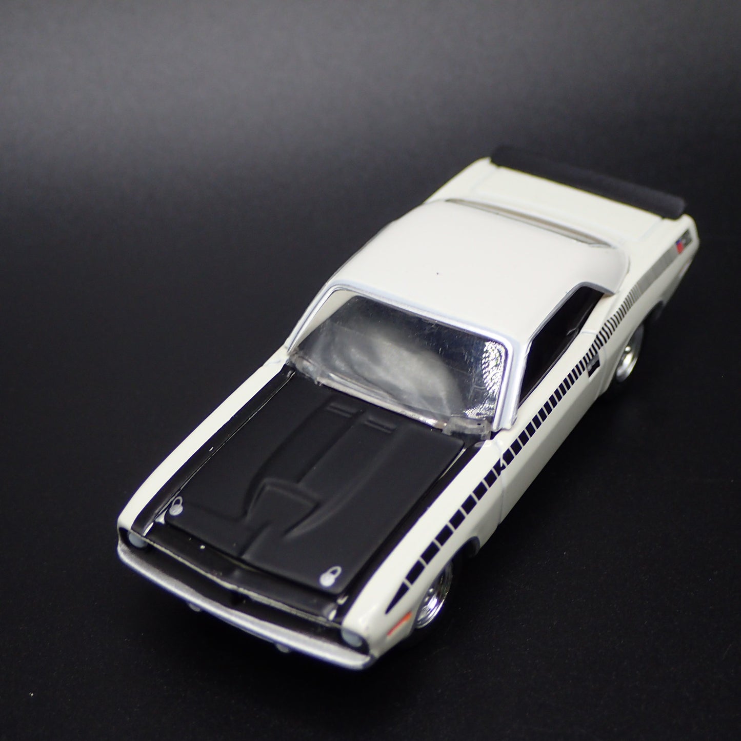 1970 70 PLYMOUTH CUDA WHITE 1:64 SCALE COLLECTIBLE DIORAMA DIECAST MODEL CAR
