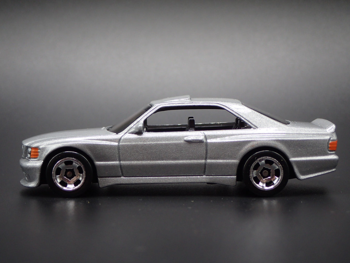 1985-1991 MERCEDES-BENZ 560 SEC AMG SILVER 1:64 SCALE DIORAMA DIECAST MODEL CAR