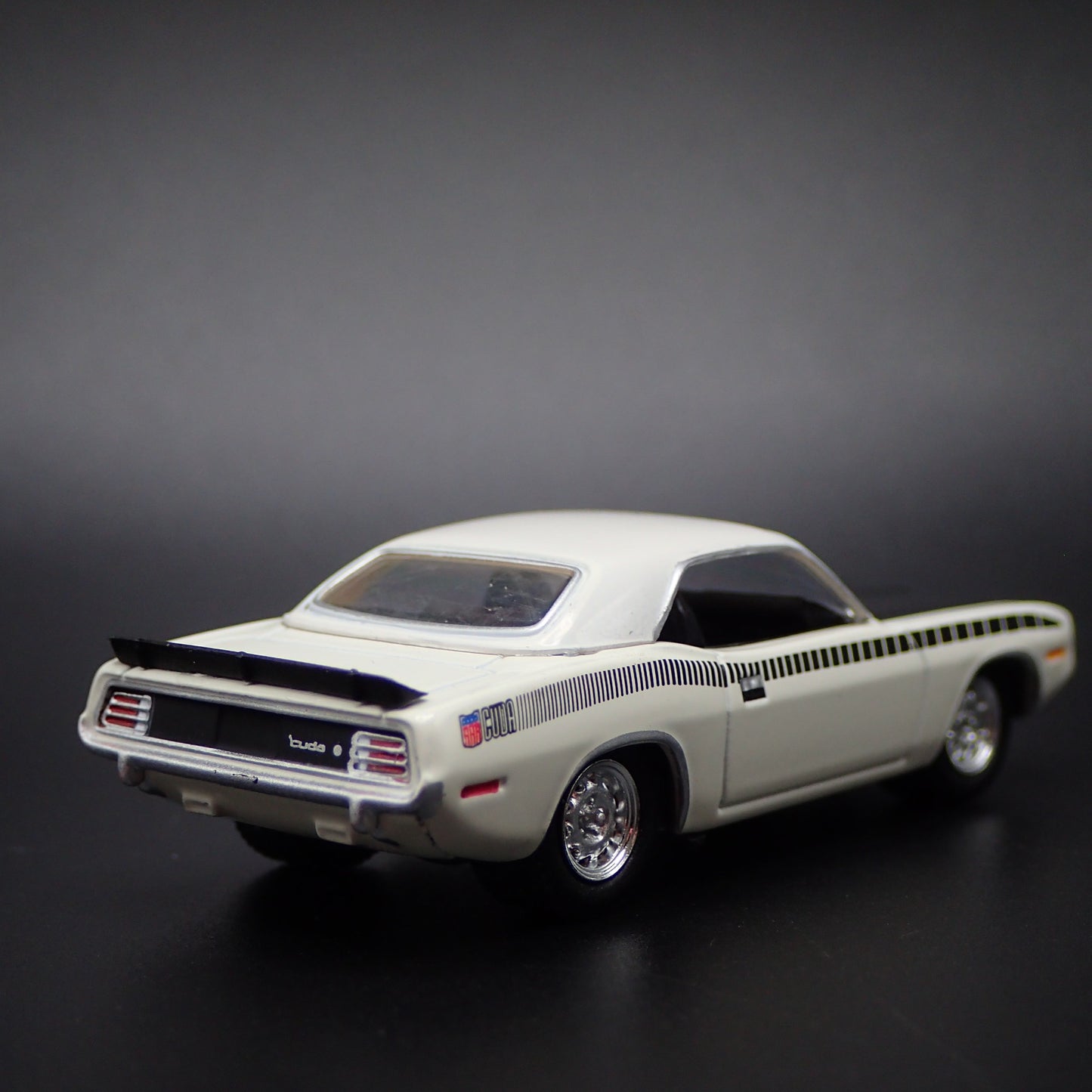 1970 70 PLYMOUTH CUDA WHITE 1:64 SCALE COLLECTIBLE DIORAMA DIECAST MODEL CAR