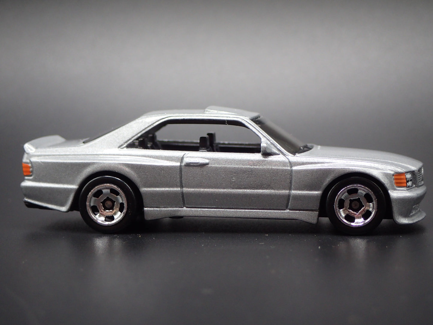 1985-1991 MERCEDES-BENZ 560 SEC AMG SILVER 1:64 SCALE DIORAMA DIECAST MODEL CAR