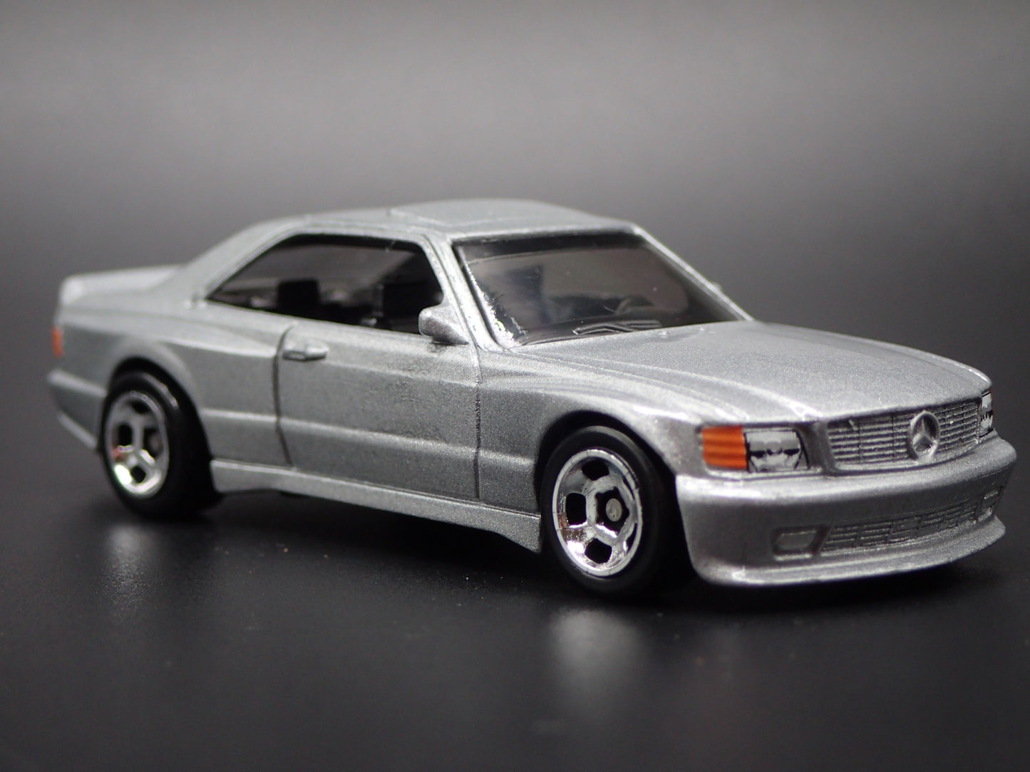 1985-1991 MERCEDES-BENZ 560 SEC AMG SILVER 1:64 SCALE DIORAMA DIECAST MODEL CAR