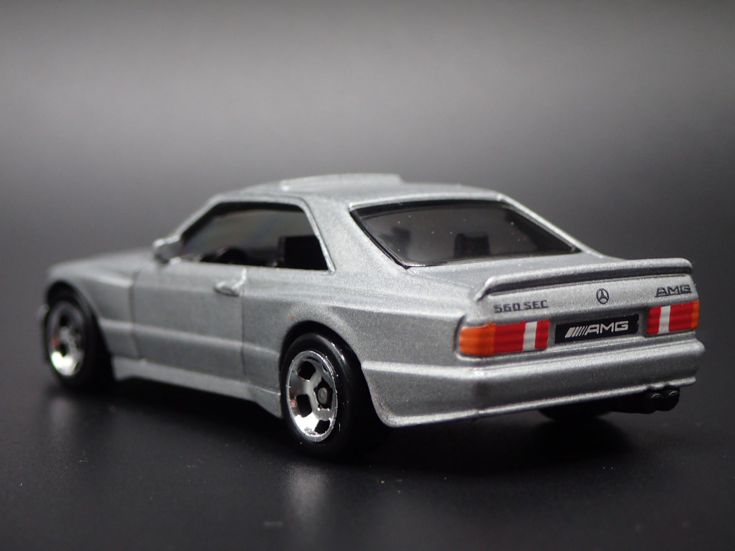 1985-1991 MERCEDES-BENZ 560 SEC AMG SILVER 1:64 SCALE DIORAMA DIECAST MODEL CAR