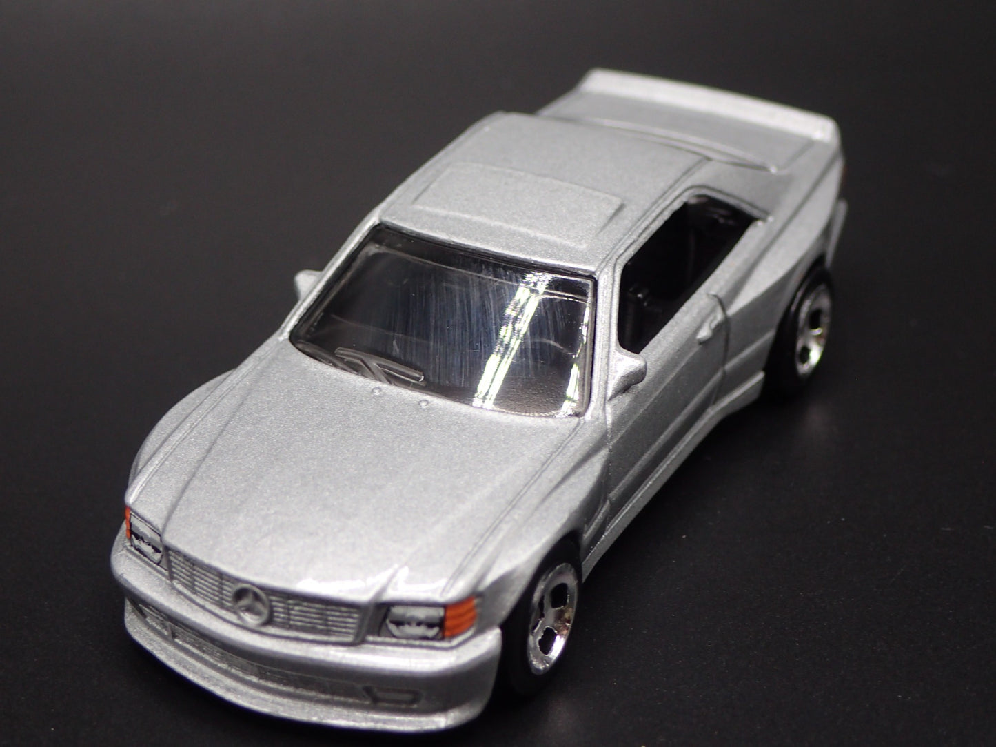 1985-1991 MERCEDES-BENZ 560 SEC AMG SILVER 1:64 SCALE DIORAMA DIECAST MODEL CAR