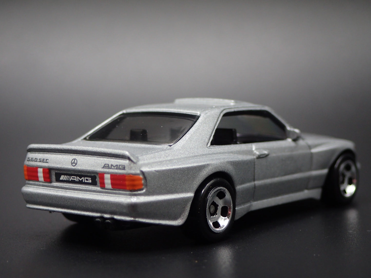 1985-1991 MERCEDES-BENZ 560 SEC AMG SILVER 1:64 SCALE DIORAMA DIECAST MODEL CAR