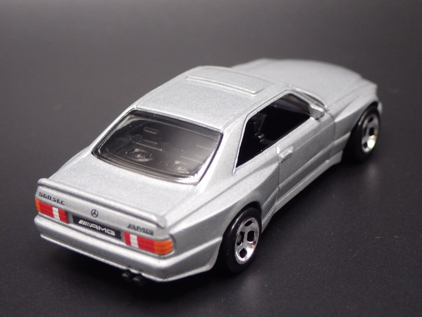 1985-1991 MERCEDES-BENZ 560 SEC AMG SILVER 1:64 SCALE DIORAMA DIECAST MODEL CAR