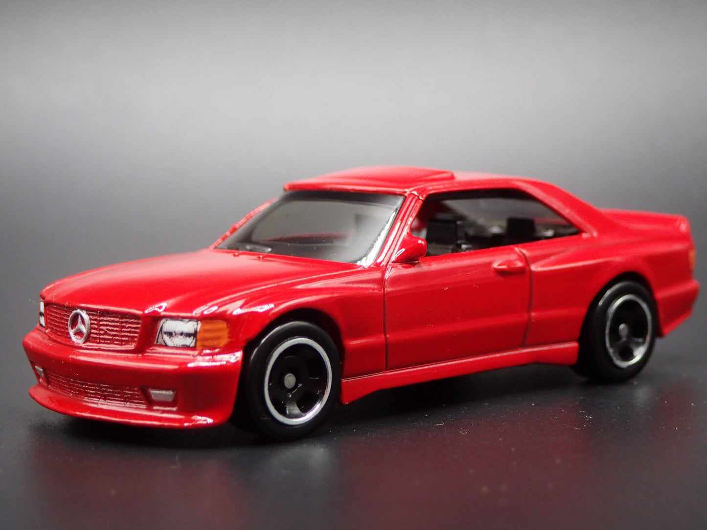 1985-1991 MERCEDES-BENZ 560 SEC AMG RED 1:64 SCALE COLLECTIBLE DIECAST MODEL CAR