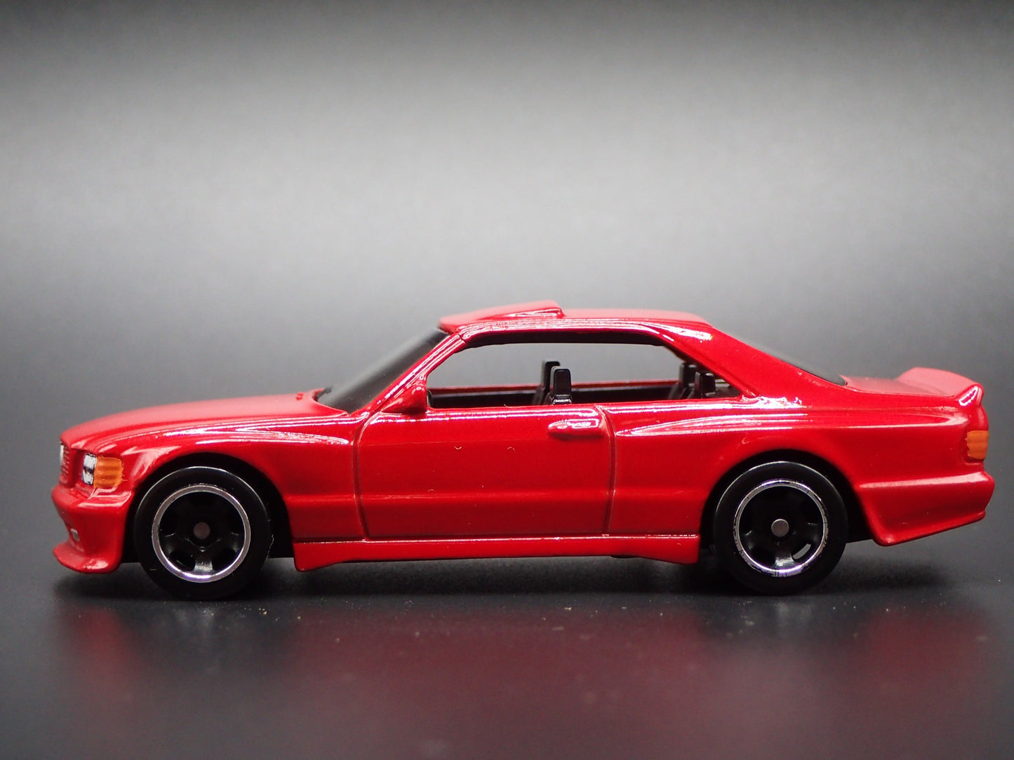 1985-1991 MERCEDES-BENZ 560 SEC AMG RED 1:64 SCALE COLLECTIBLE DIECAST MODEL CAR