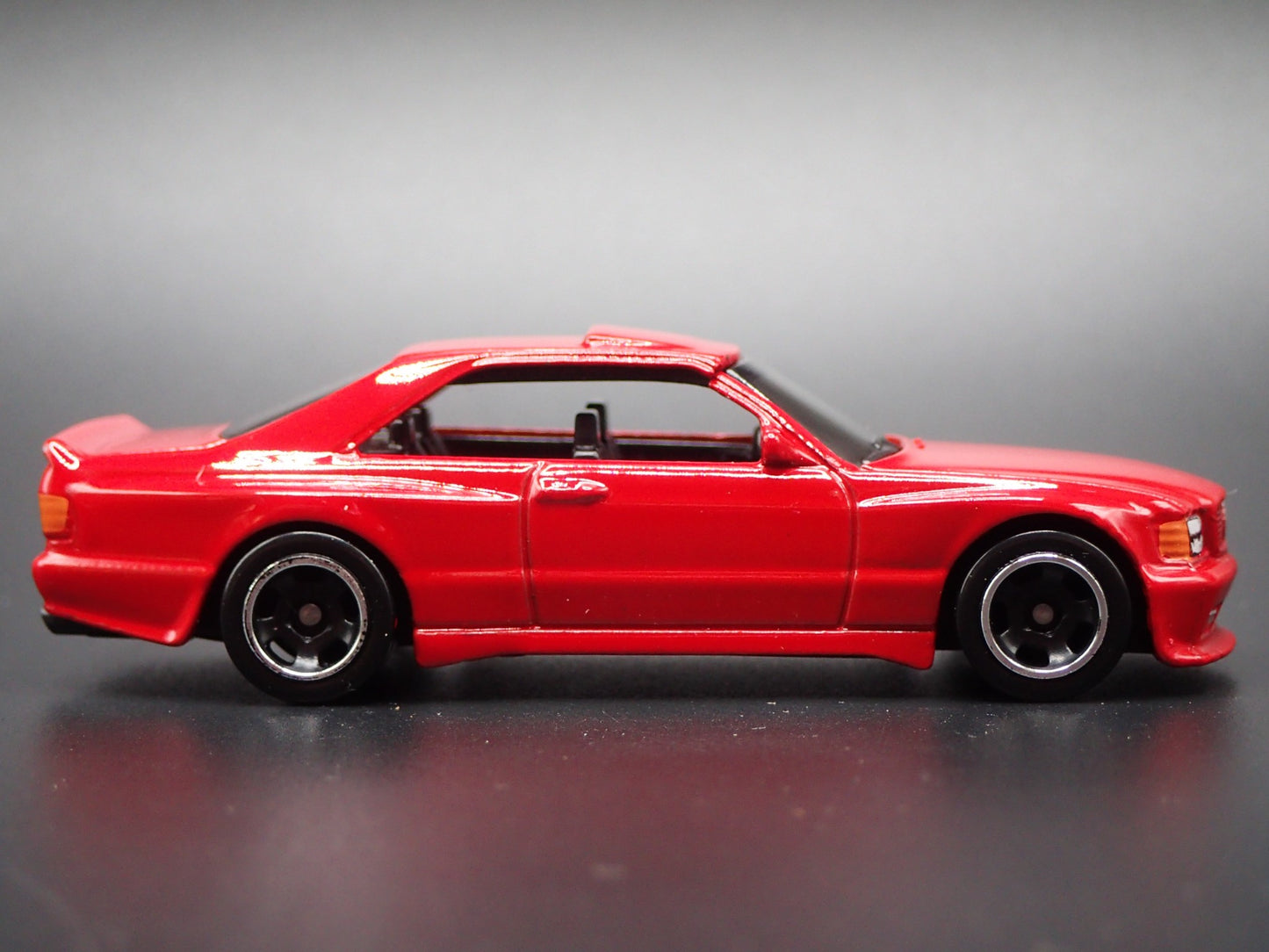 1985-1991 MERCEDES-BENZ 560 SEC AMG RED 1:64 SCALE COLLECTIBLE DIECAST MODEL CAR