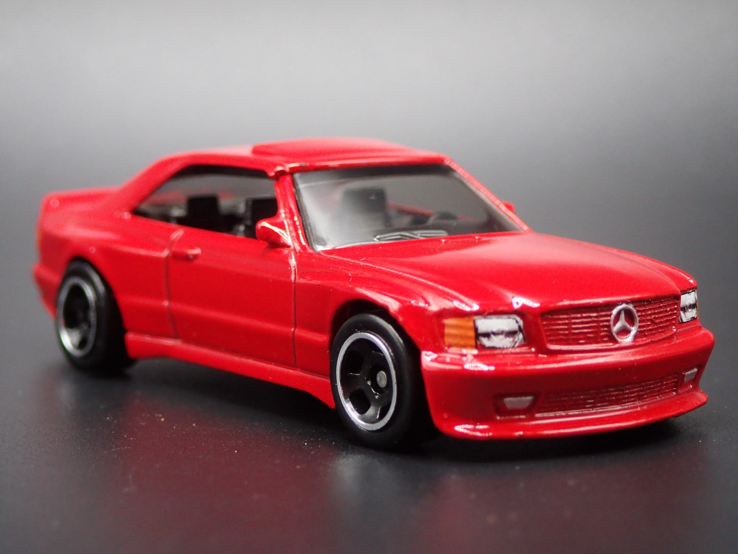 1985-1991 MERCEDES-BENZ 560 SEC AMG RED 1:64 SCALE COLLECTIBLE DIECAST MODEL CAR
