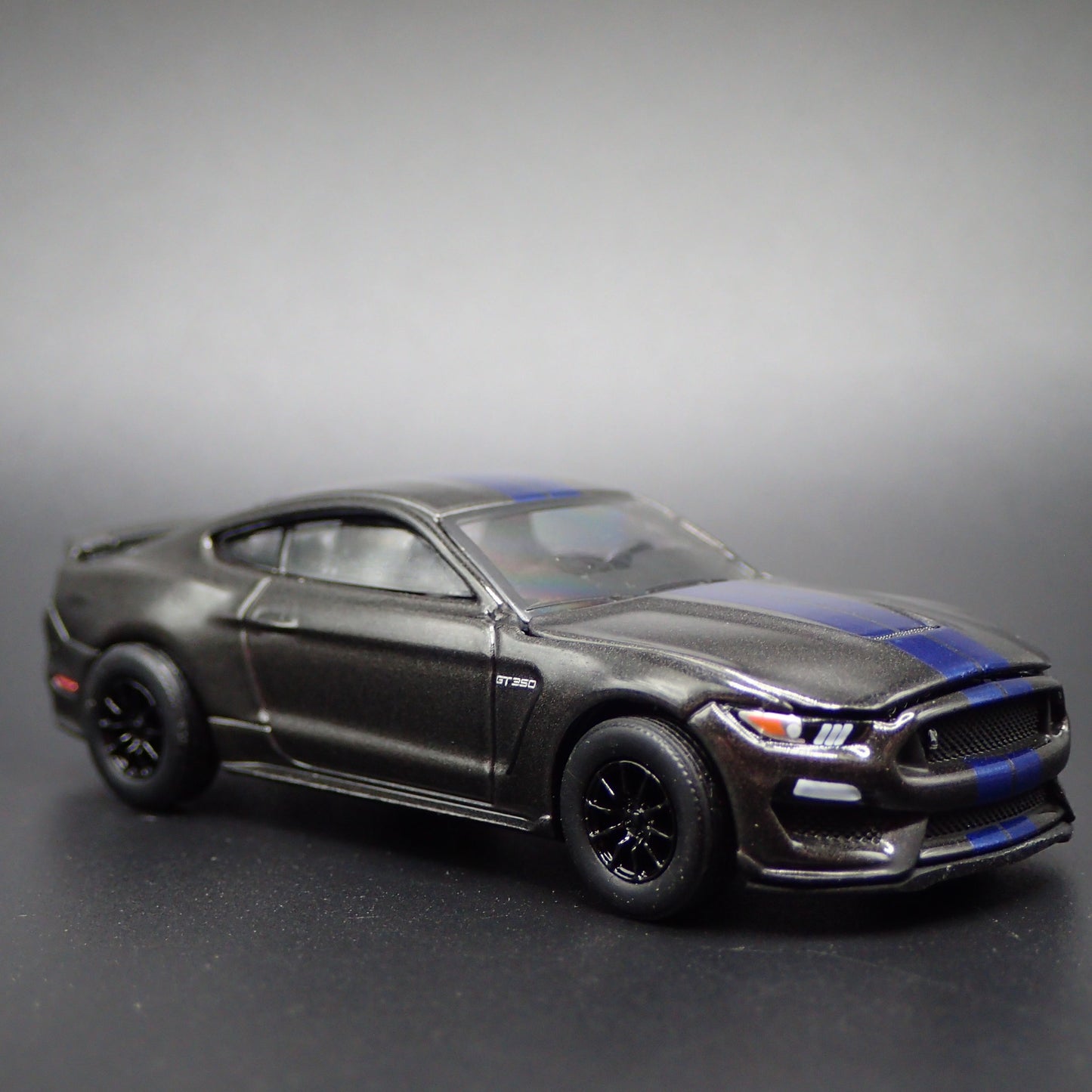 2017 17 FORD MUSTANG SHELBY GT350 GRAY 1/64 SCALE COLLECTIBLE DIECAST MODEL CAR