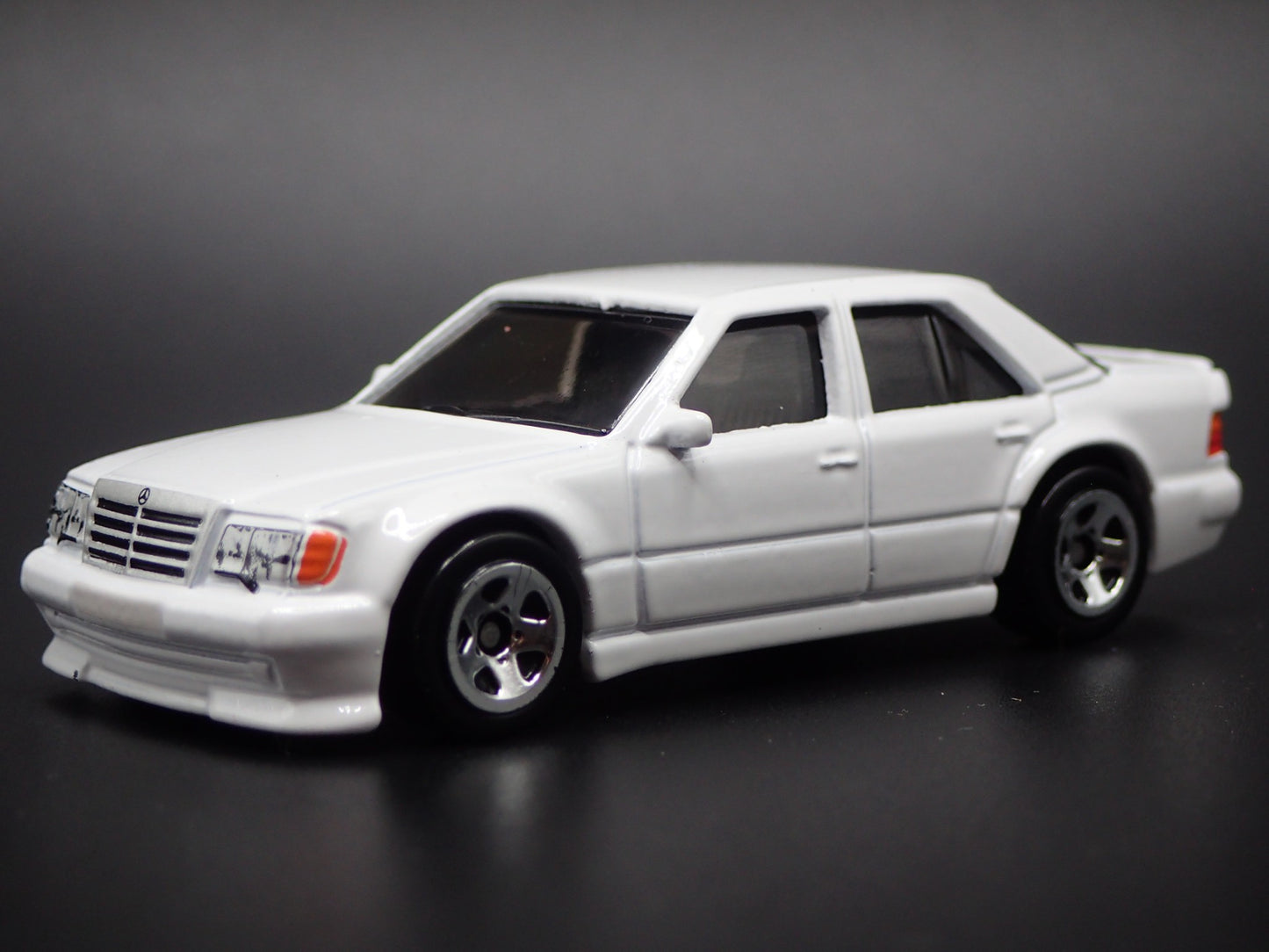 1991-1994 MERCEDES-BENZ 500 E WHITE 1:64 SCALE COLLECTIBLE DIECAST MODEL CAR
