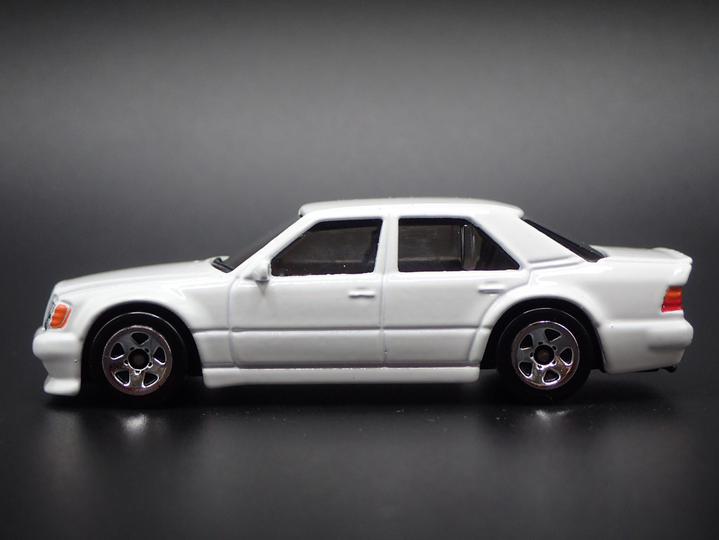1991-1994 MERCEDES-BENZ 500 E WHITE 1:64 SCALE COLLECTIBLE DIECAST MODEL CAR