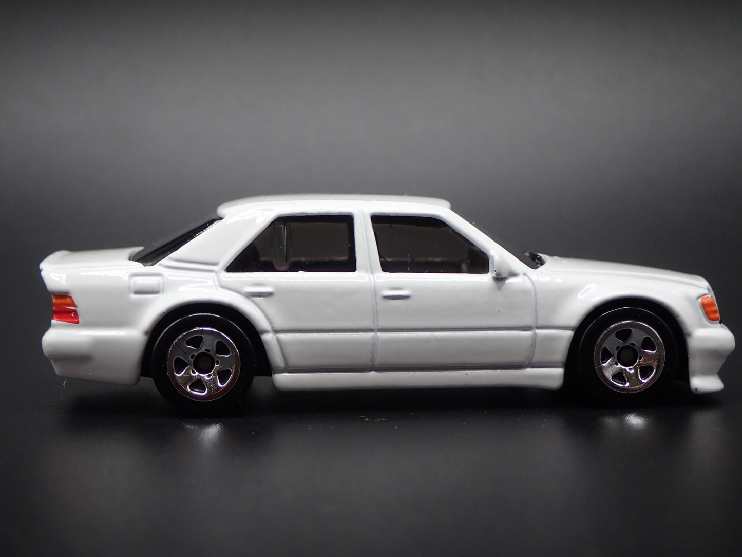 1991-1994 MERCEDES-BENZ 500 E WHITE 1:64 SCALE COLLECTIBLE DIECAST MODEL CAR