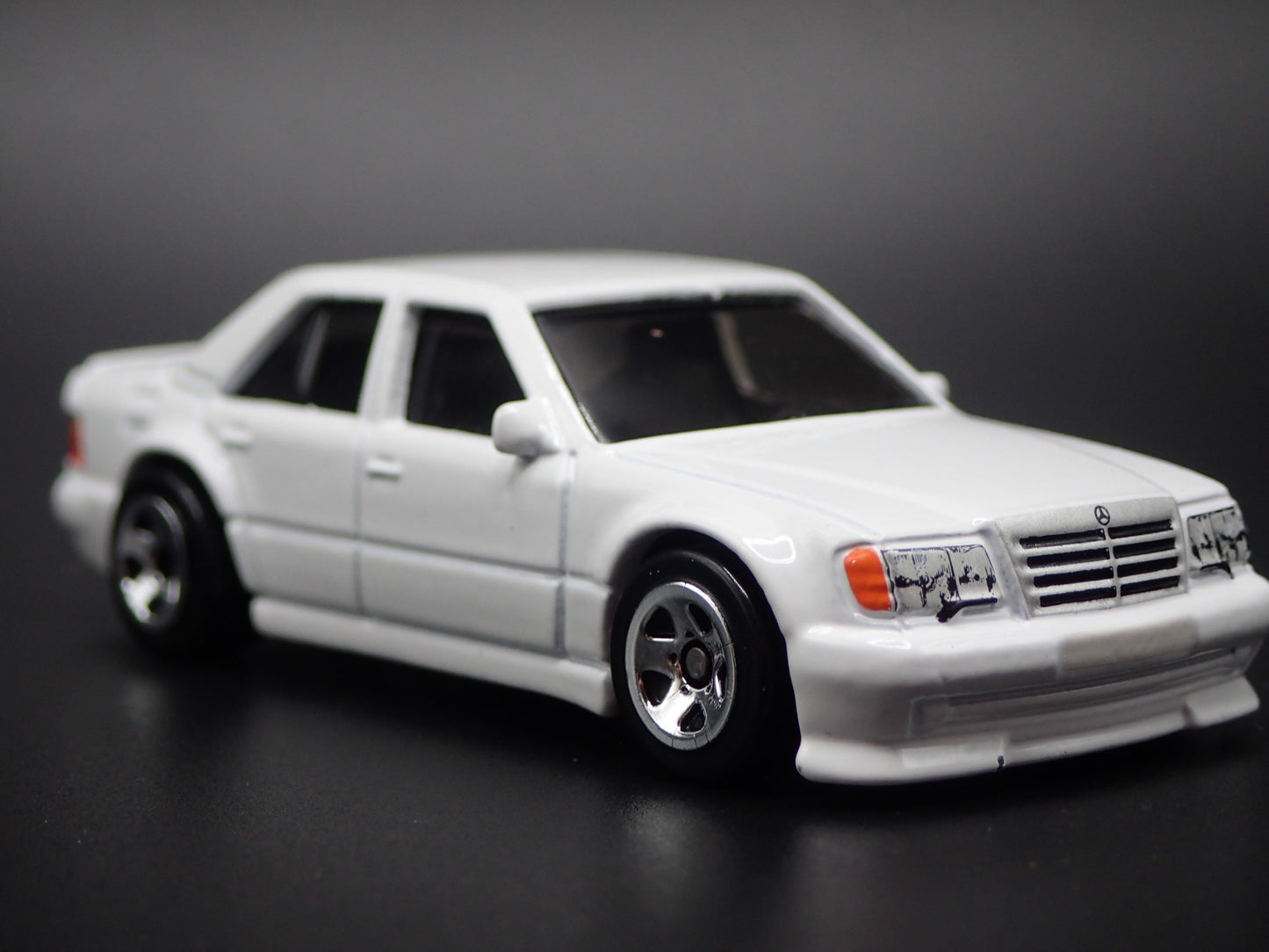 1991-1994 MERCEDES-BENZ 500 E WHITE 1:64 SCALE COLLECTIBLE DIECAST MODEL CAR