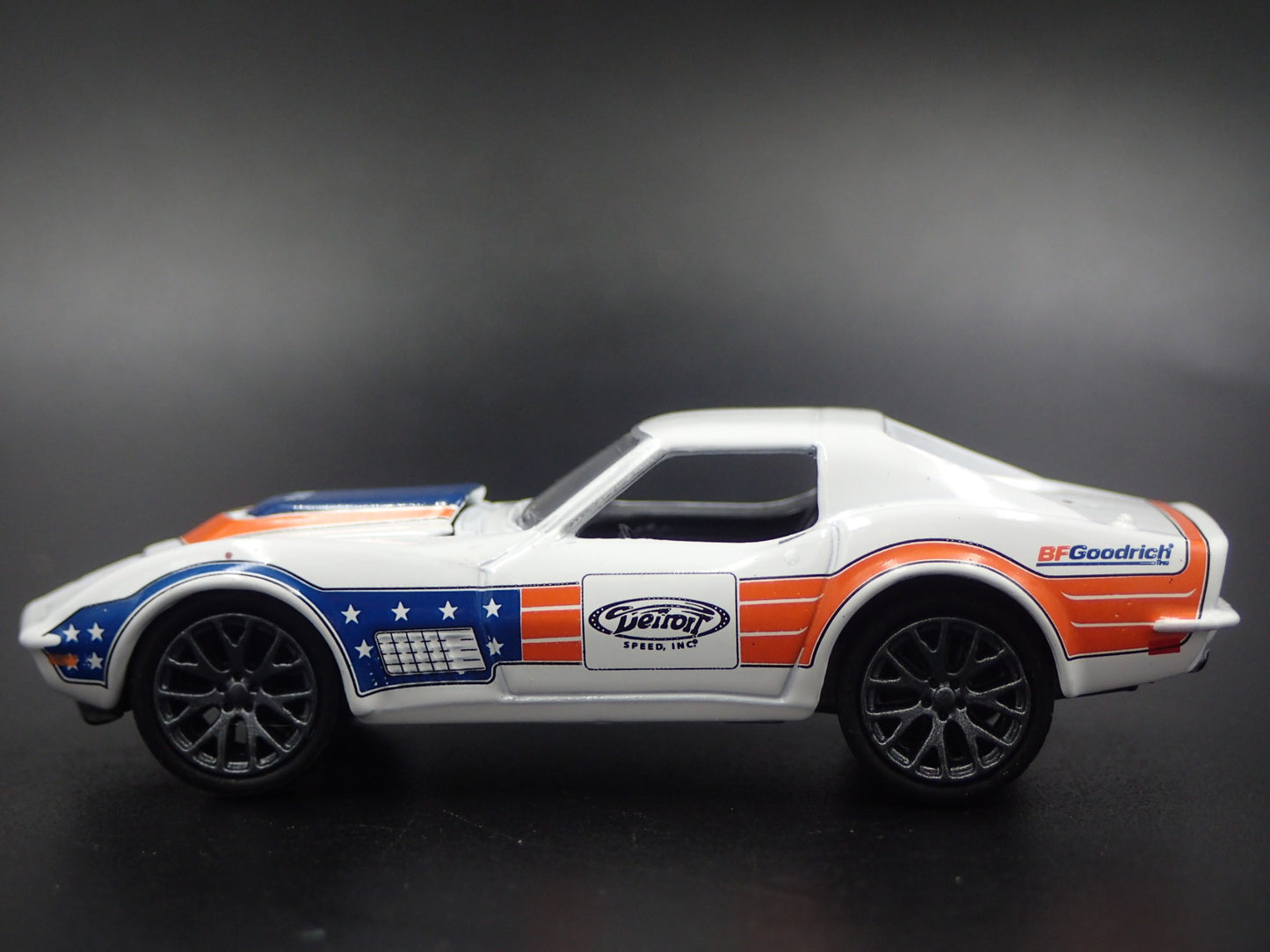 1972 72 CHEVY CHEVROLET CORVETTE BFGOODRICH 1:64 SCALE DIORAMA DIECAST MODEL CAR