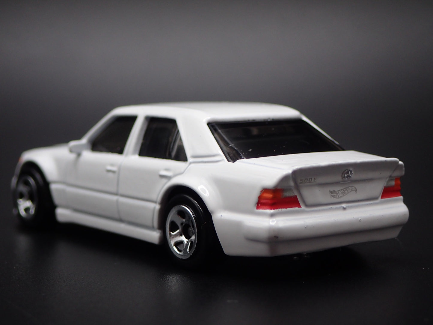 1991-1994 MERCEDES-BENZ 500 E WHITE 1:64 SCALE COLLECTIBLE DIECAST MODEL CAR