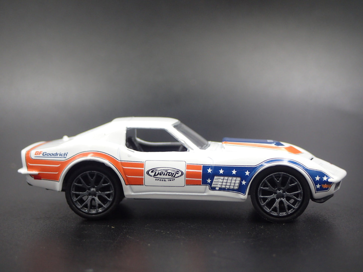 1972 72 CHEVY CHEVROLET CORVETTE BFGOODRICH 1:64 SCALE DIORAMA DIECAST MODEL CAR