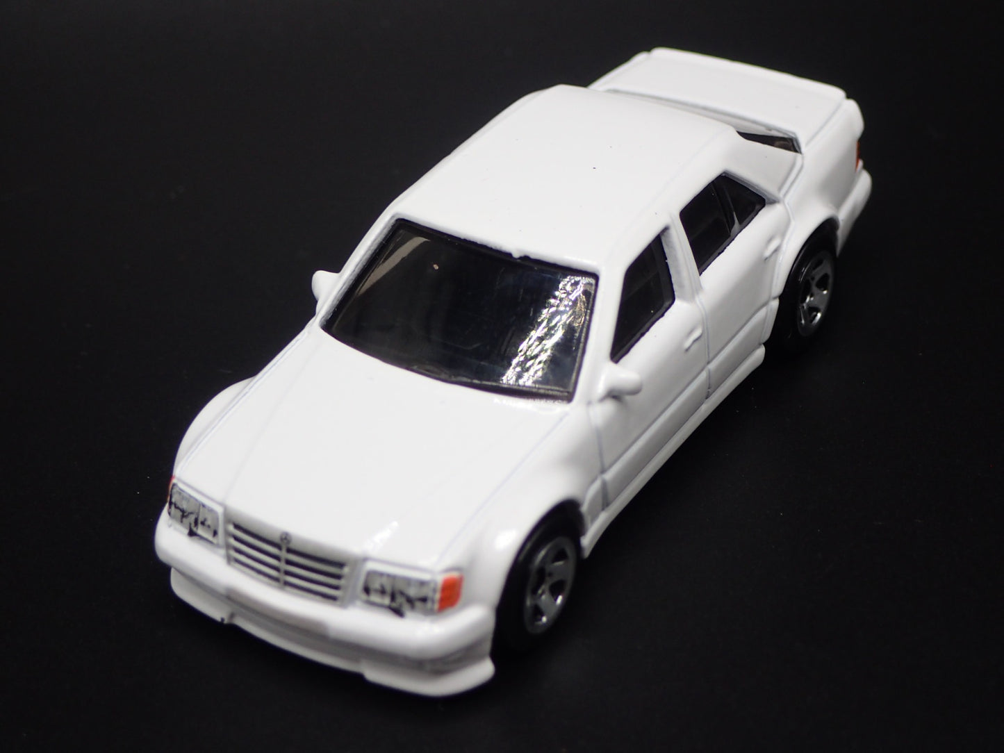1991-1994 MERCEDES-BENZ 500 E WHITE 1:64 SCALE COLLECTIBLE DIECAST MODEL CAR