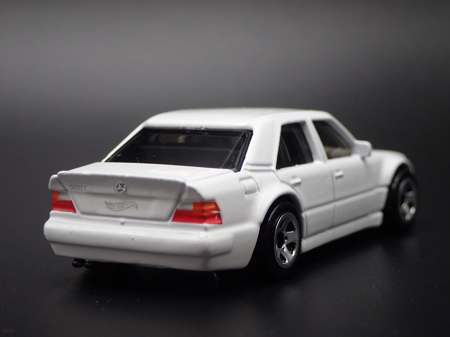 1991-1994 MERCEDES-BENZ 500 E WHITE 1:64 SCALE COLLECTIBLE DIECAST MODEL CAR