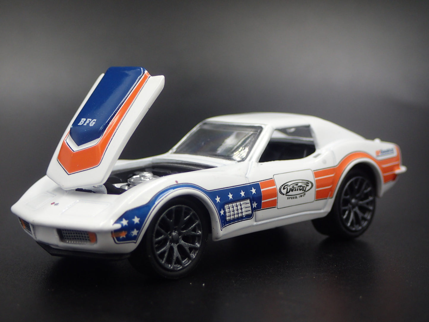 1972 72 CHEVY CHEVROLET CORVETTE BFGOODRICH 1:64 SCALE DIORAMA DIECAST MODEL CAR