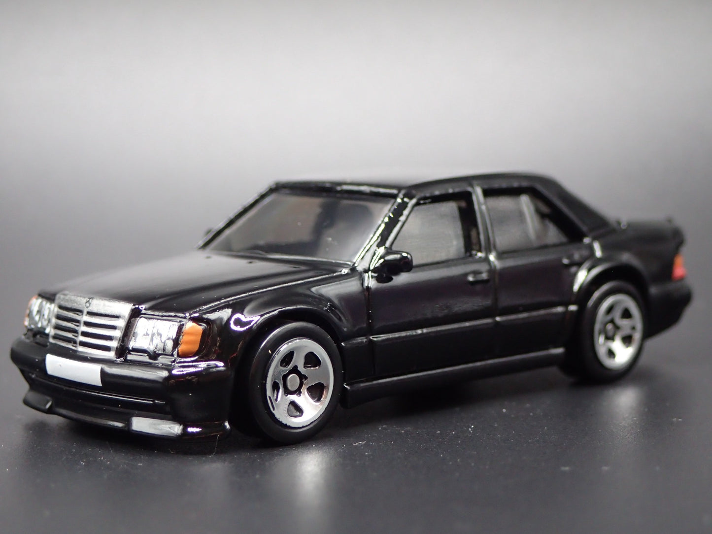 1991-1994 MERCEDES-BENZ 500 E BLACK 1:64 SCALE COLLECTIBLE DIECAST MODEL CAR