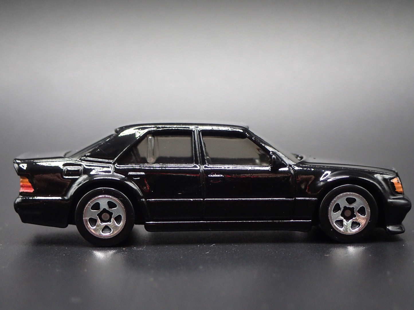 1991-1994 MERCEDES-BENZ 500 E BLACK 1:64 SCALE COLLECTIBLE DIECAST MODEL CAR